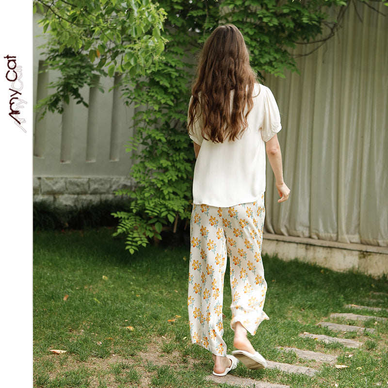 Dame elegant pyjamasæt i åndbart satinlignende materiale med blomsterdesign Stilla
