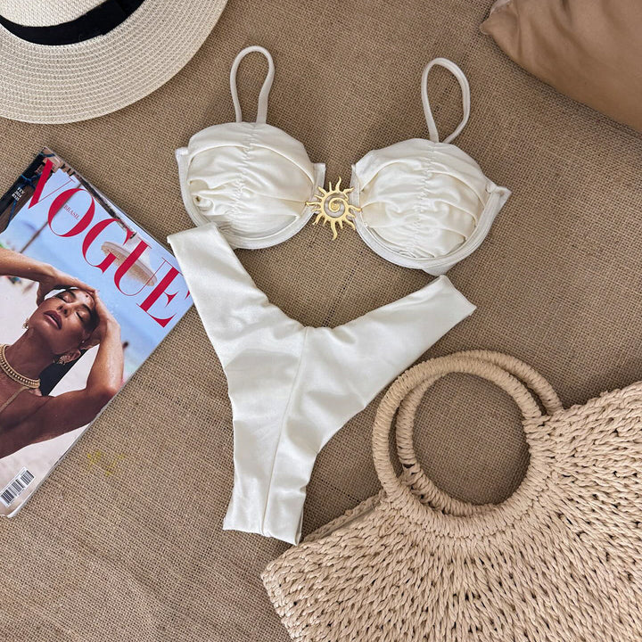 Dame bikini med skinnende top og raffinerede detaljer Stilla