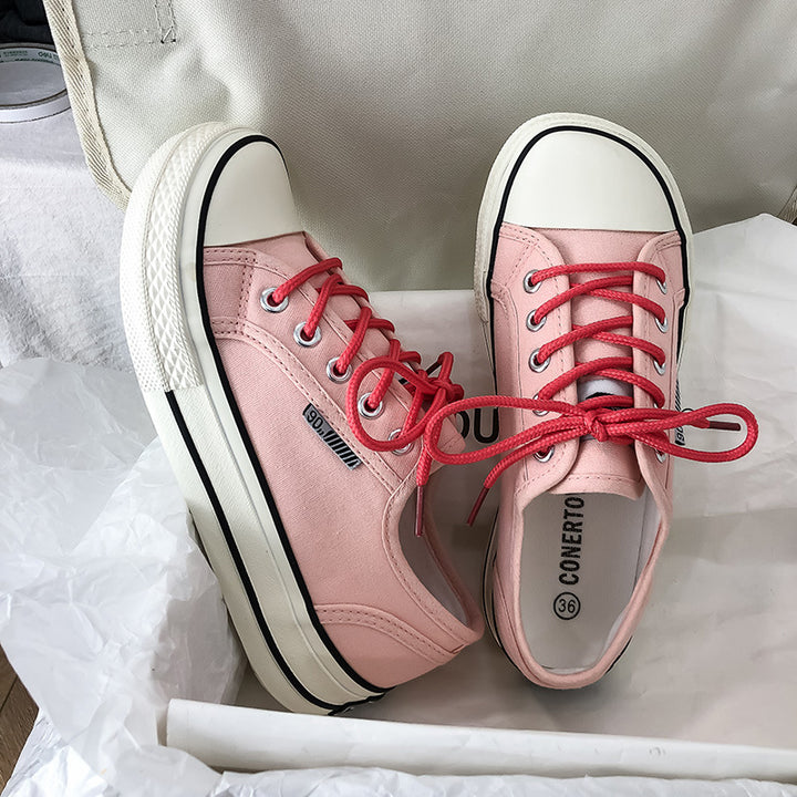Dame Sneakers i en afslappet retro-look med kontrasterende snørebånd og opbøjelig gummisål Stilla