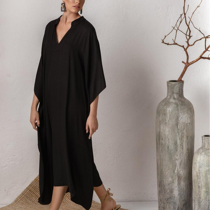 Dame kaftan-kjole med dyb V-udskæring og bredt skårne ærmer Stilla
