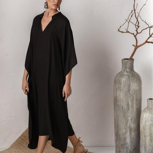 Dame kaftan-kjole med dyb V-udskæring og bredt skårne ærmer Stilla