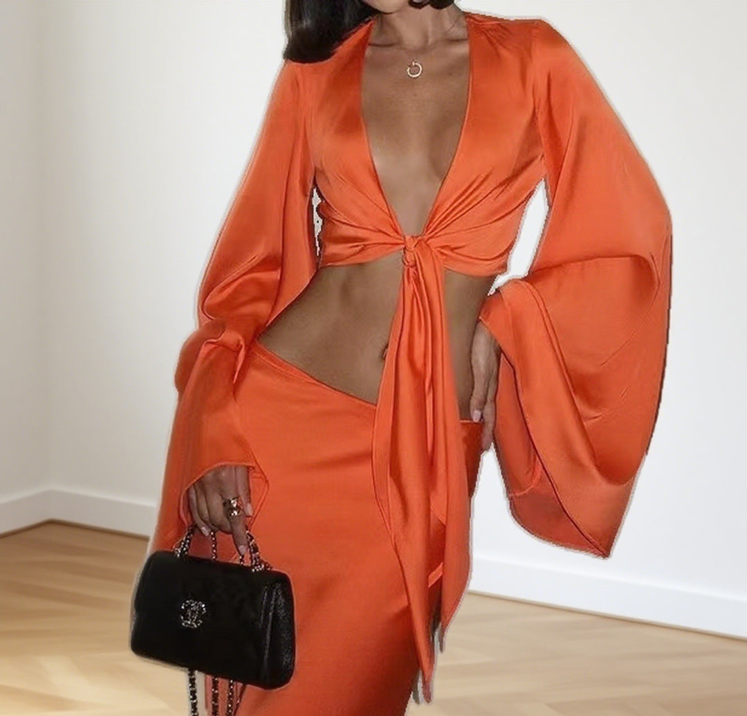 Dame sæt bestående af cropped top med lange, vide ærmer og matchende midi-nederdel Skovae