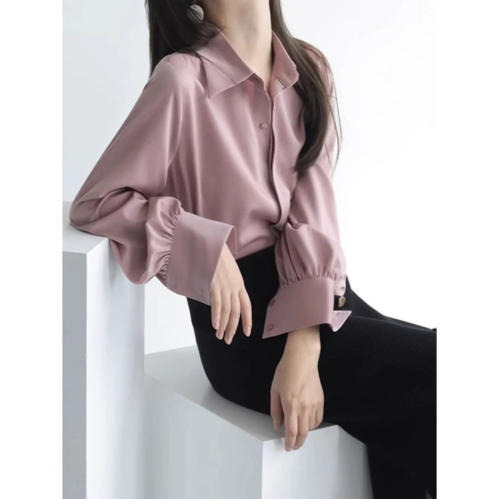 Dame elegant, flydende bluse med ædel satin-finish og raffinerede pufærmer Stilla