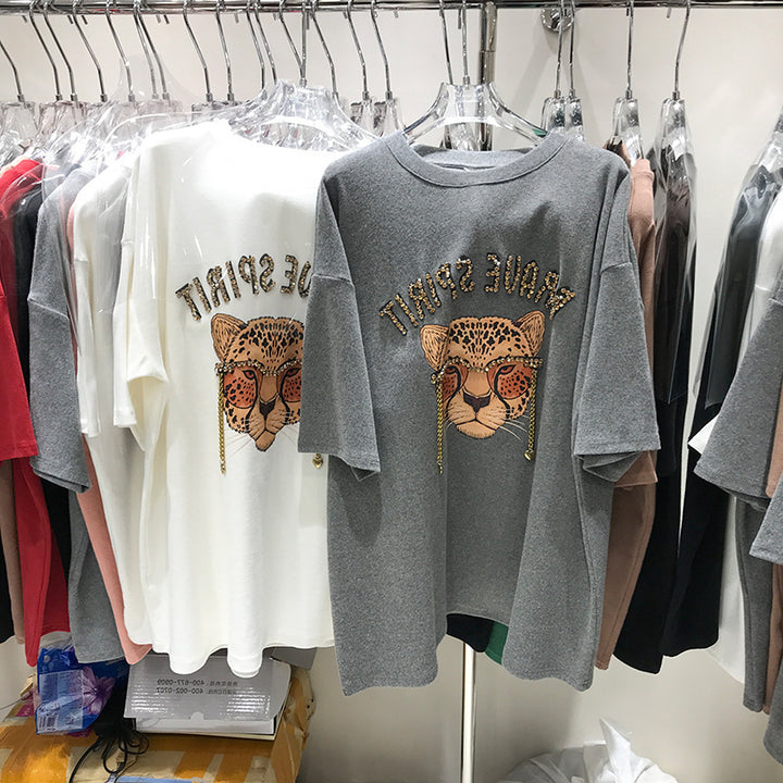 Dame T-shirt med moderigtigt leopardmotiv og glitterende accenter Stilla