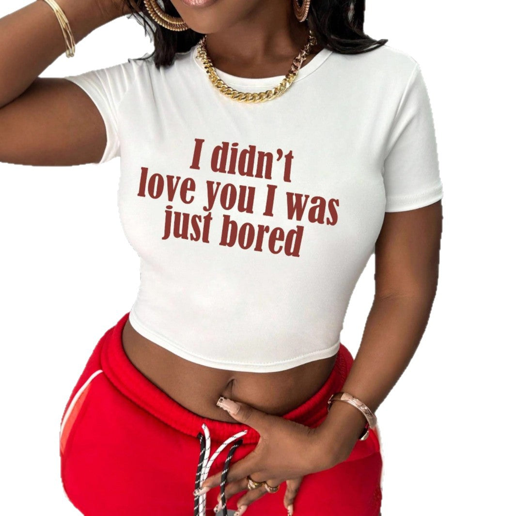 Dame crop-shirt med kreativt statement og tætsiddende snit Skovae