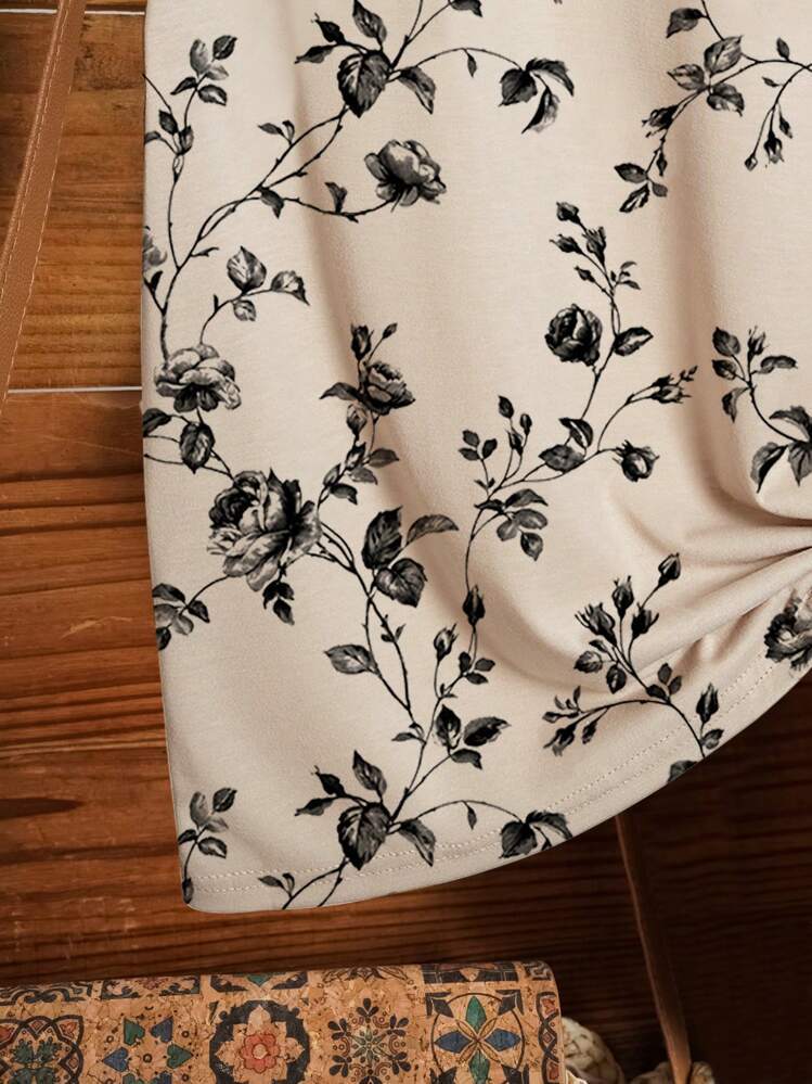 Dame T-shirt med blomsterapplikationer og rund halsudskæring Stilla