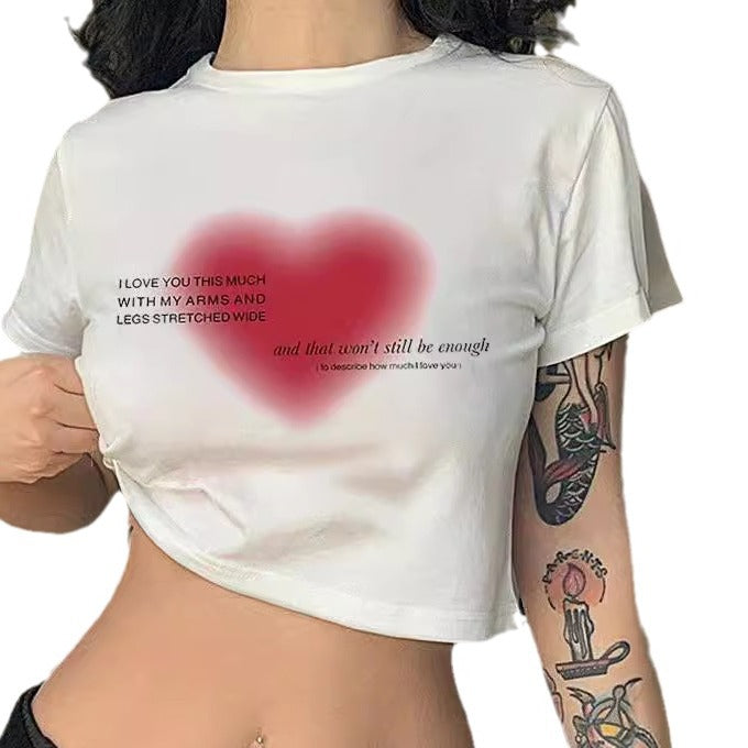 Dame Crop-T-shirt med legende læbe motiv og moderne skrift Skovae