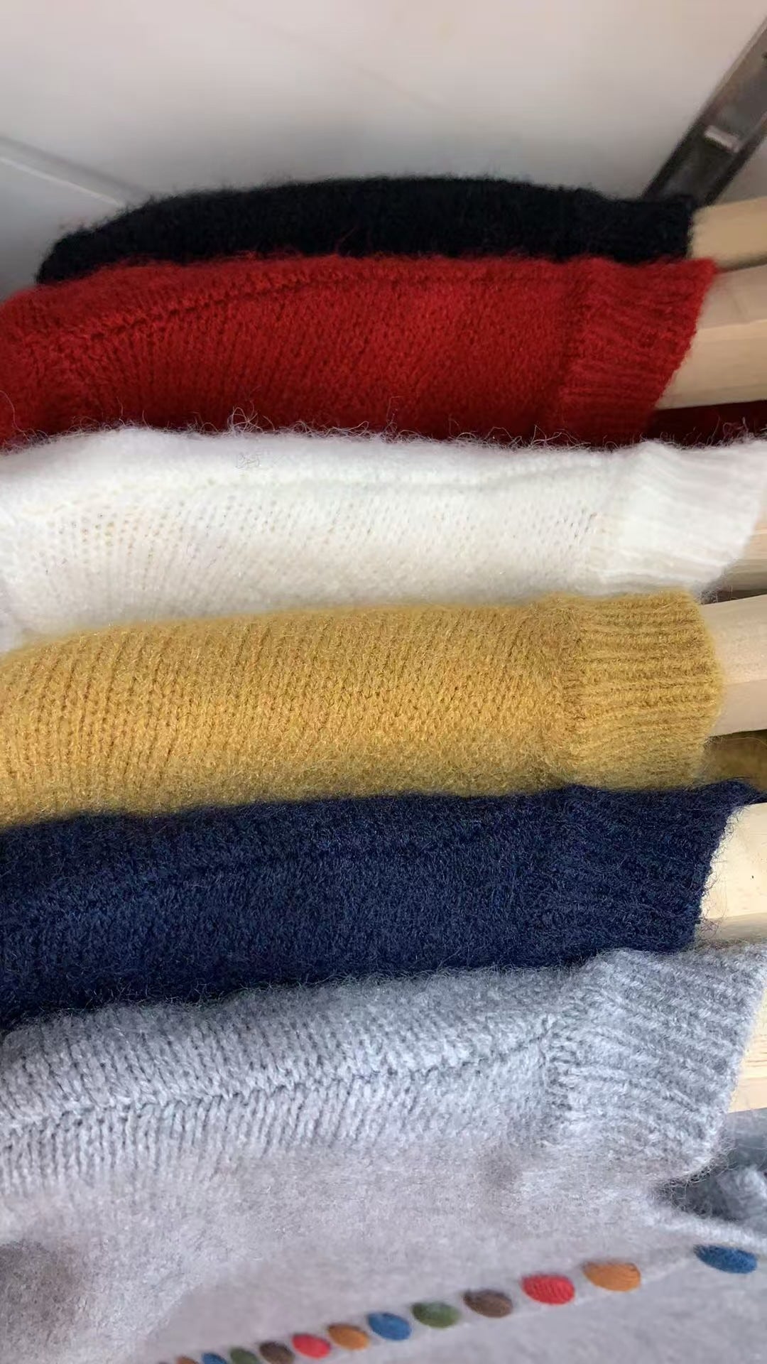 Kvinders cardigan med farverige knapdetaljer og blødt filtmateriale Stilla