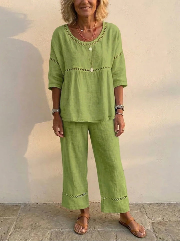 Kvinders komplette loungewear sæt lavet af linned med luftig pasform og blonde detaljer Skovae