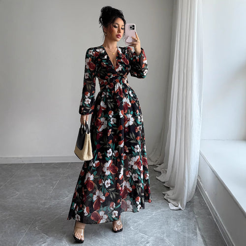 Dame maxikjole med florale mønstre og elegant V-udskæring kombineret med taljebælte Stilla