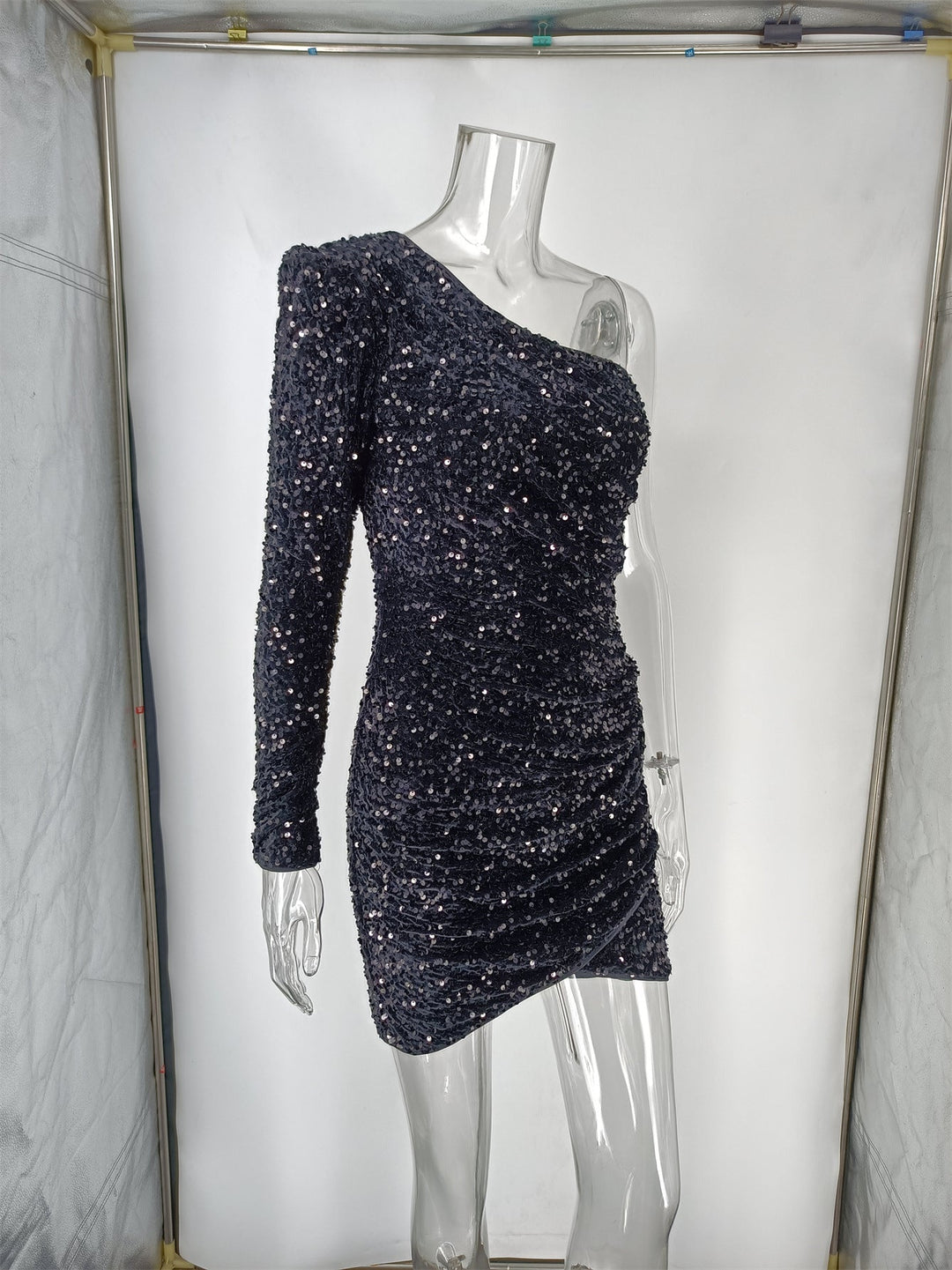 Stilla | En Skulder Langærmet Paljet Mini Bodycon Kjole