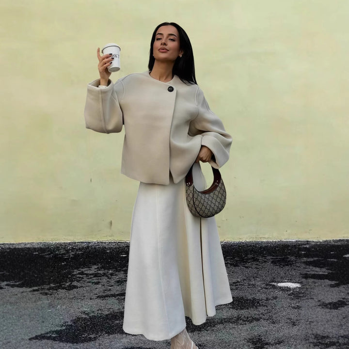 Dame Voluminøs Jakke i minimalistisk design med praktiske knapper og trendy snit Stilla