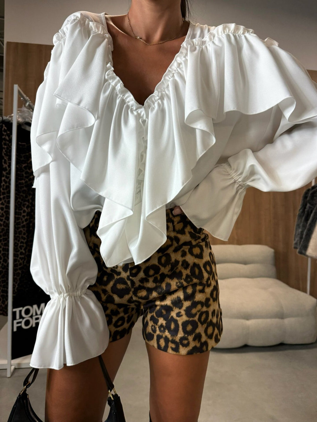 Dame elegant volantbluse med V-udskæring og ruffle detaljer Stilla