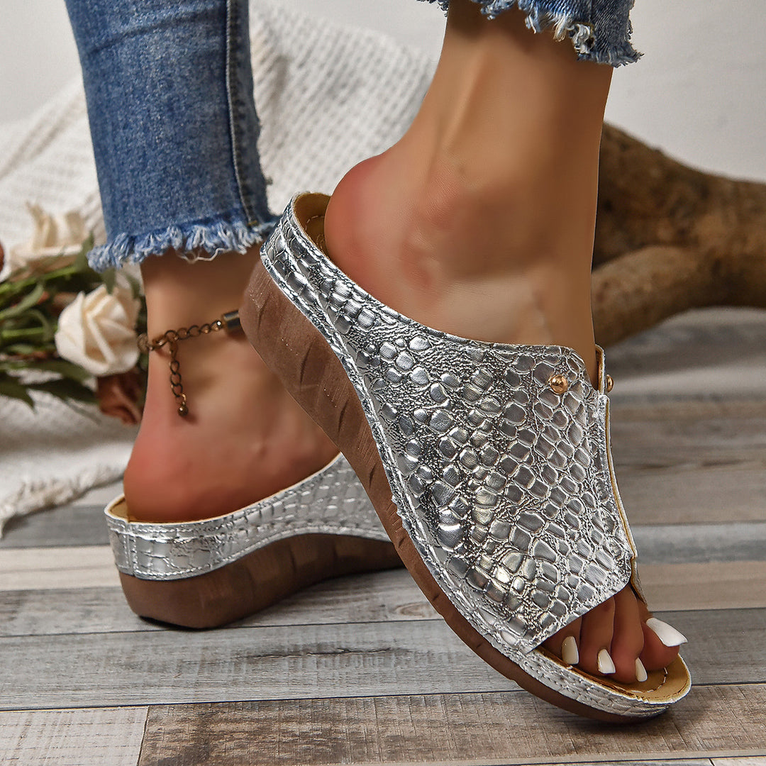 Dame Wedge-Pantoletten med luksuriøs krokodille-look og komfortabel fodsengsdesign Stilla