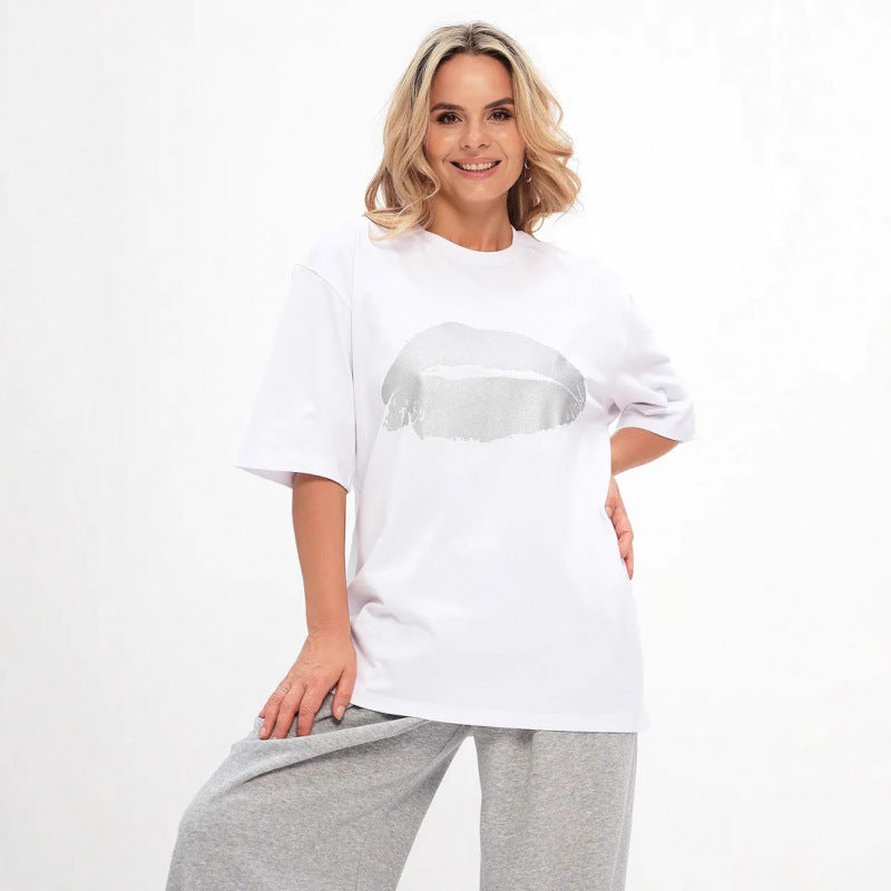 Dame T-shirt med skinnende læbe-motiv og afslappet snit Stilla