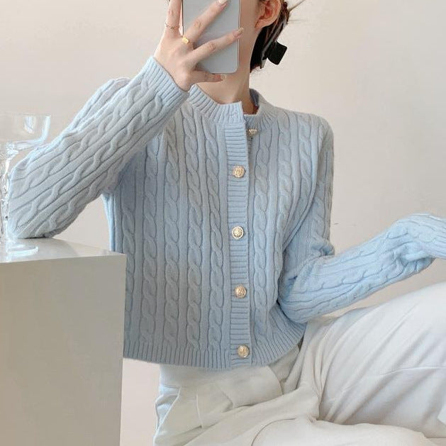 Kvinders chunky strikket cardigan med knaplukning og smuk kabelmønster Stilla