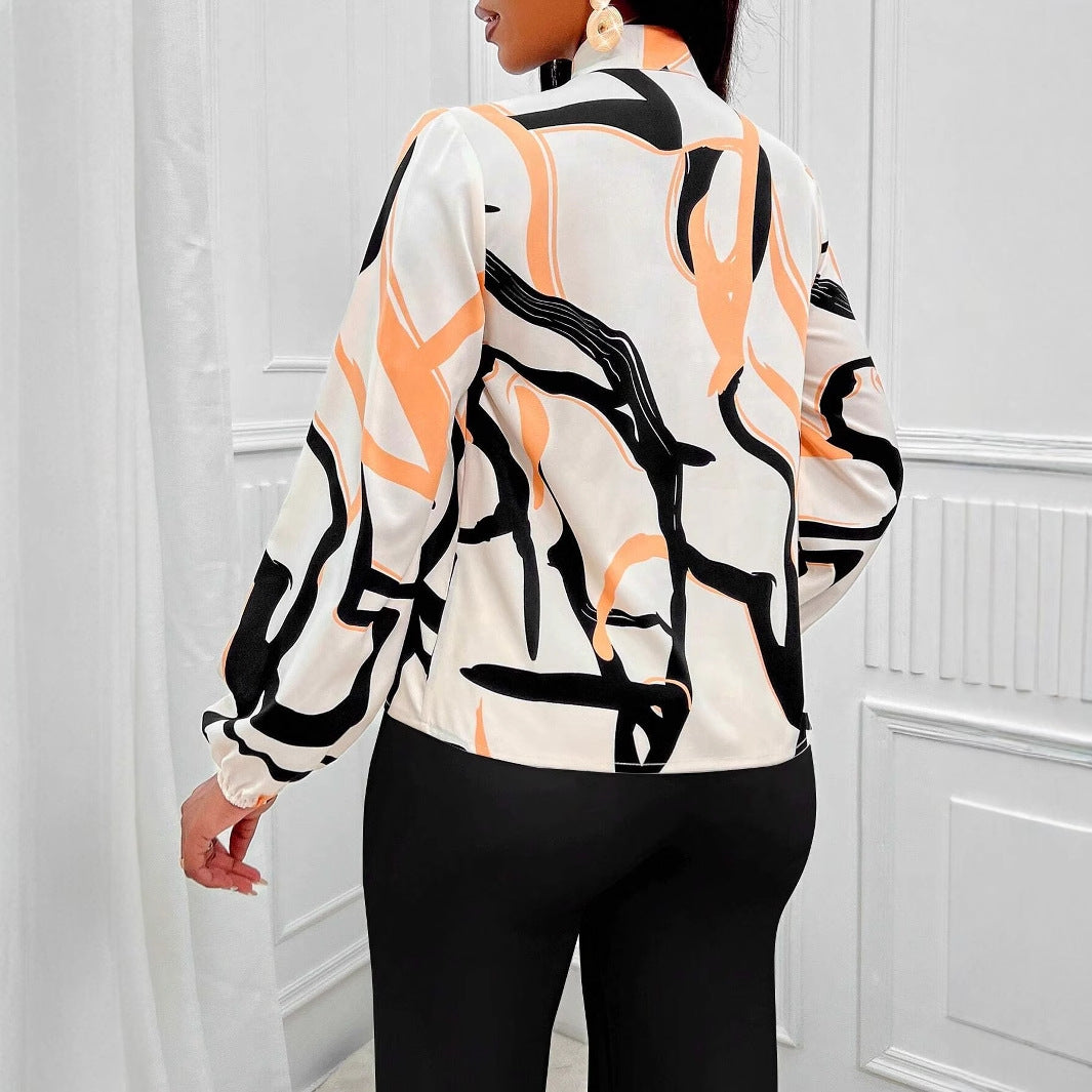 Damebluse med elegant sløjfebinding og kunstnerisk mønsterblanding Stilla