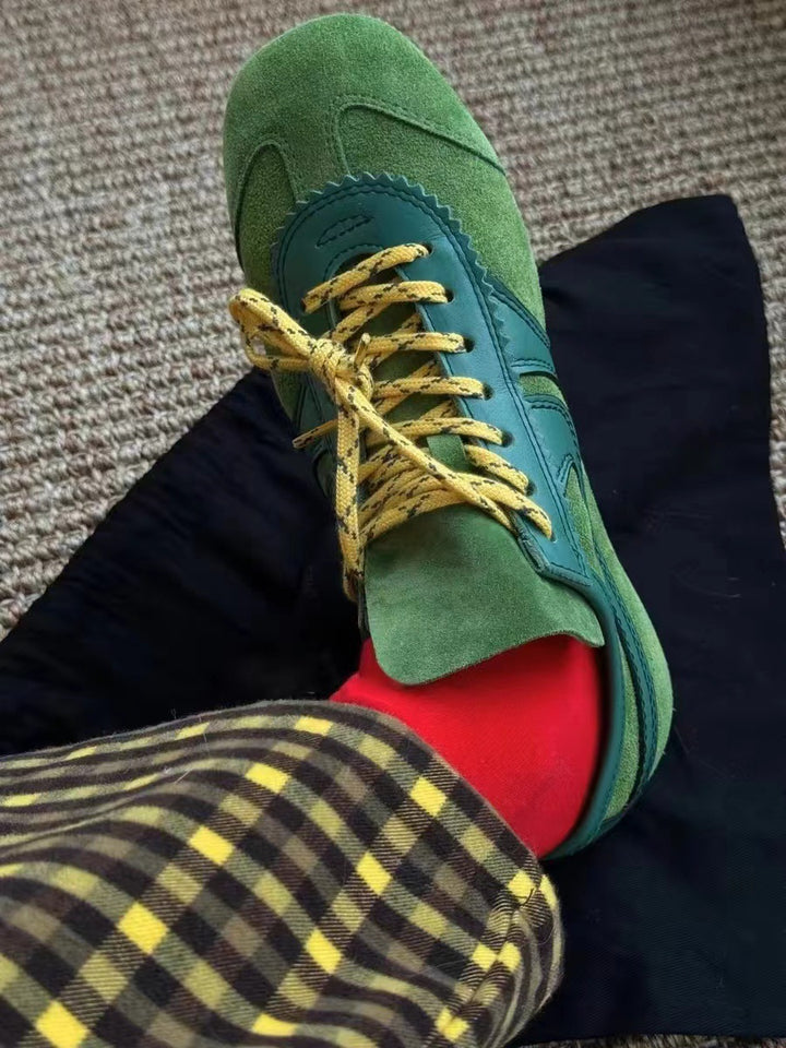 Herrer retro-inspirerede ruskinds snøresneakers med farverige accenter Stilla