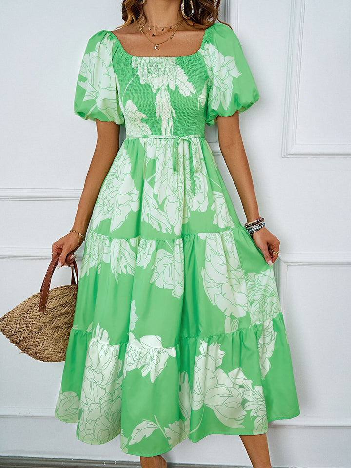 Dame sommerkjole med elegant puffærme-design og floralt mønster Stilla