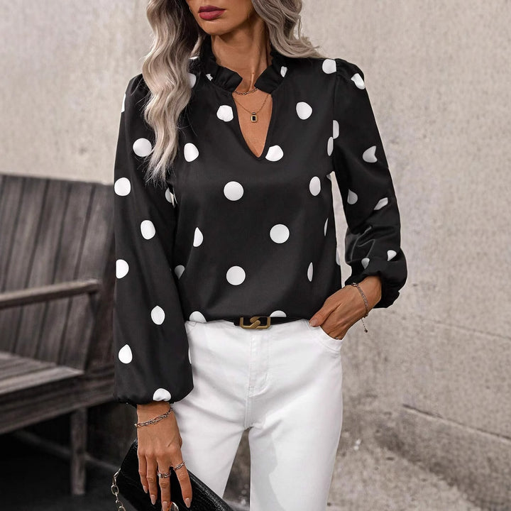 Damebluse med moderigtigt prikkemønster og elegante pufærmer Stilla