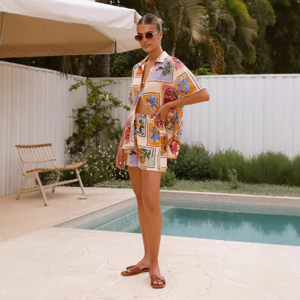 Kvinders kortærmet skjorte med matchende shorts i blomsterdesign Skovae