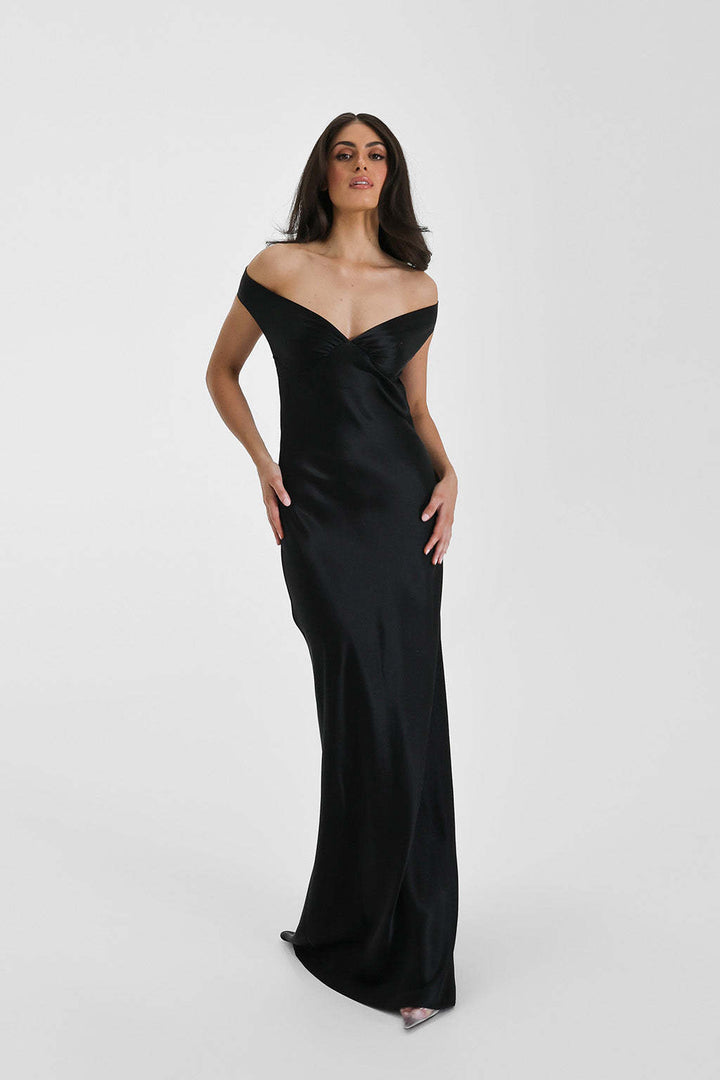 Dame Elegante lang kjole med off-shoulder design og raffinerede draperinger Stilla