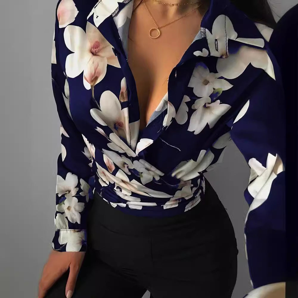 Damebluse med kreativttryk og elegante detaljer Stilla