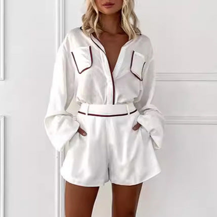 Dame sæt bestående af blød bluse og korte bukser med elegante detaljer Stilla
