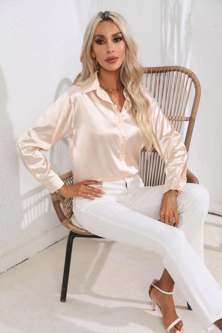 Dame Elegant Satinbluse med moderne snit og knaplukning Stilla