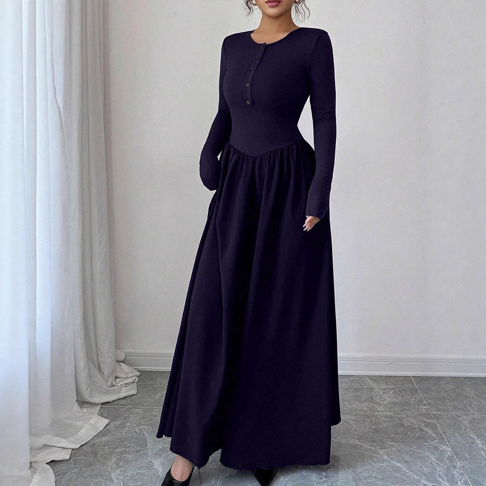 Dame maxikjole med elegante knapdetaljer og flydende skørt Skovae