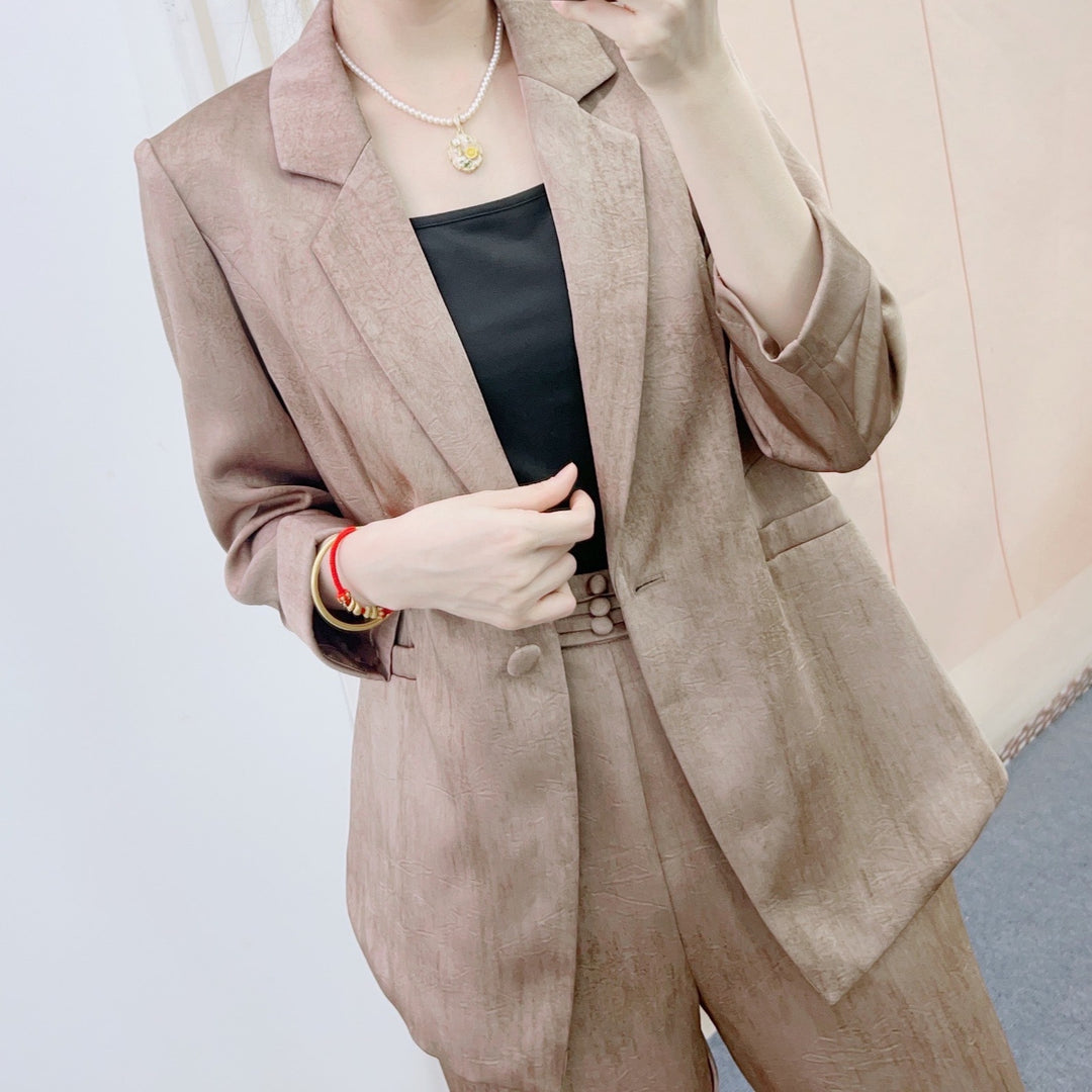 Dame elegant blazer-bukser-sæt med skinnende finish og figursyet silhuet Stilla