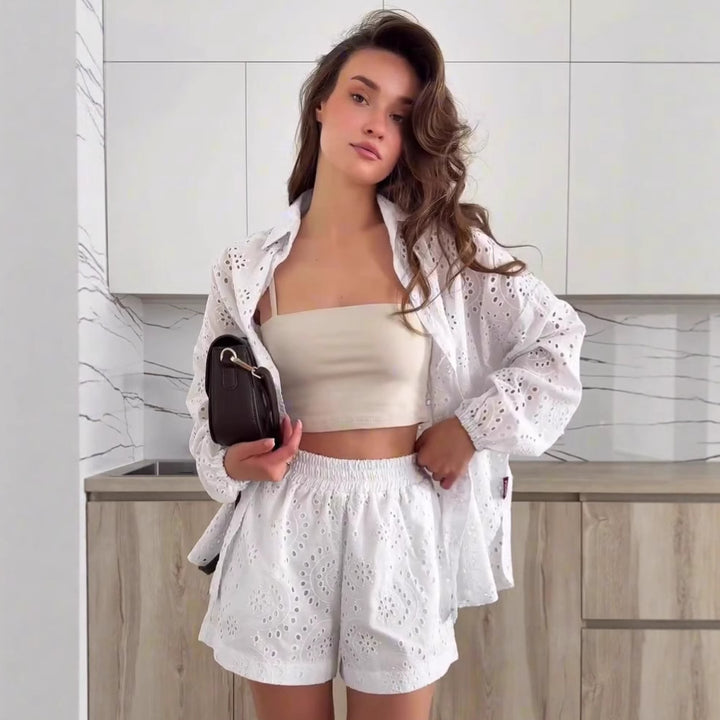 Dame Løs og luftig bluse skjorte med ruffles detaljer og matchende shorts Stilla