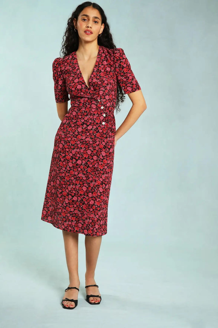 Dame wrap kjole med elegante puffærmer og frisk blomsterdesign Stilla