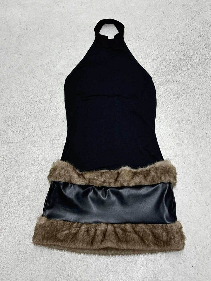 Dame Halterneck-kjole med elegant kunstpelsafslutning Skovae