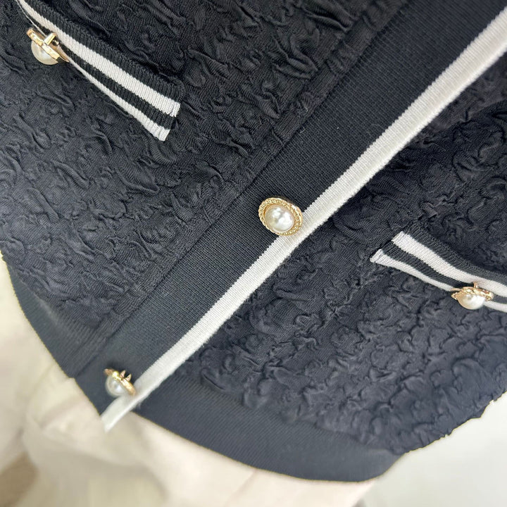 Dame elegant strikjakke med dekorative knapper og kontrasterende detaljer Stilla