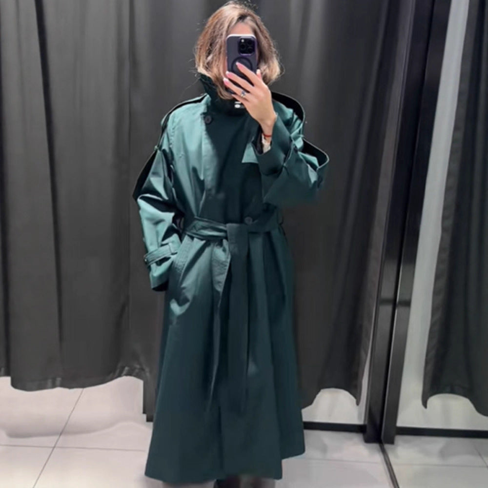 Dame trenchcoat med moderne detaljer og bred revers Stilla
