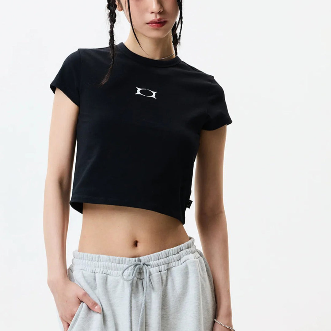 Dame Cropped T-Shirt med iøjnefaldende grafisk tryk Skovae