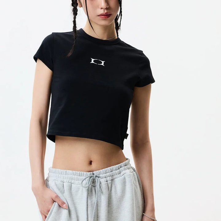 Dame Cropped T-Shirt med iøjnefaldende grafisk tryk Skovae