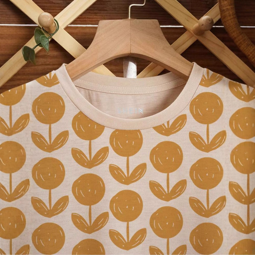 Dame T-shirt med blomstret print i trendy design Stilla