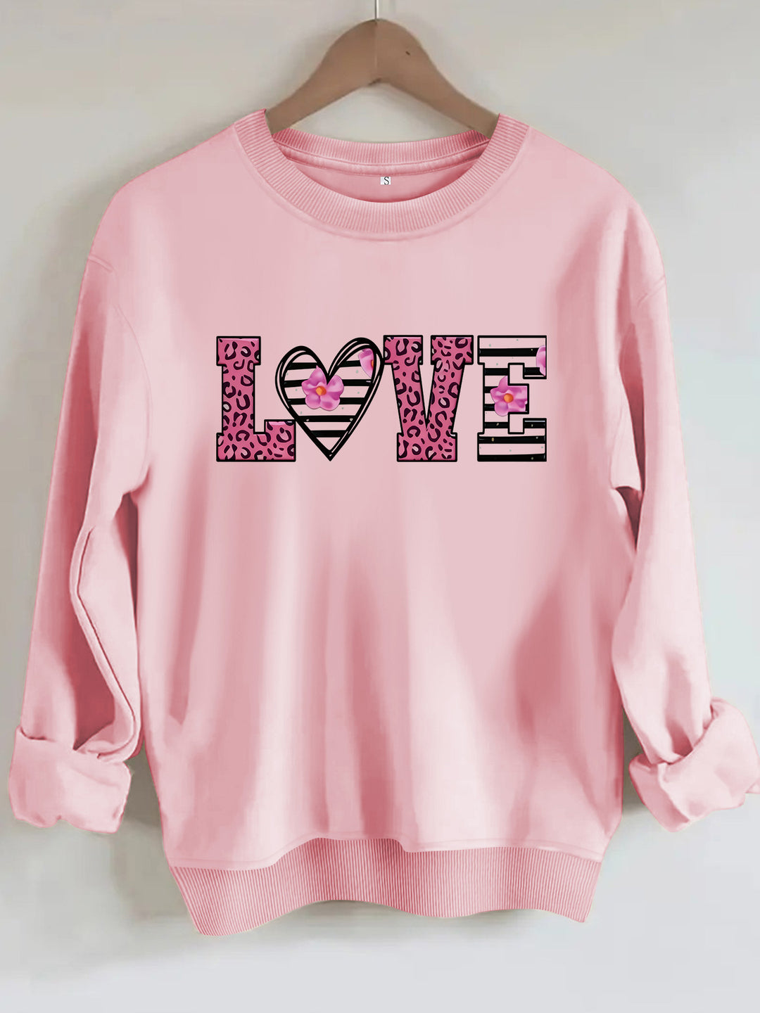 Kvinders sweatshirt med moderne leopard hjerte design og behagelig pasform Stilla