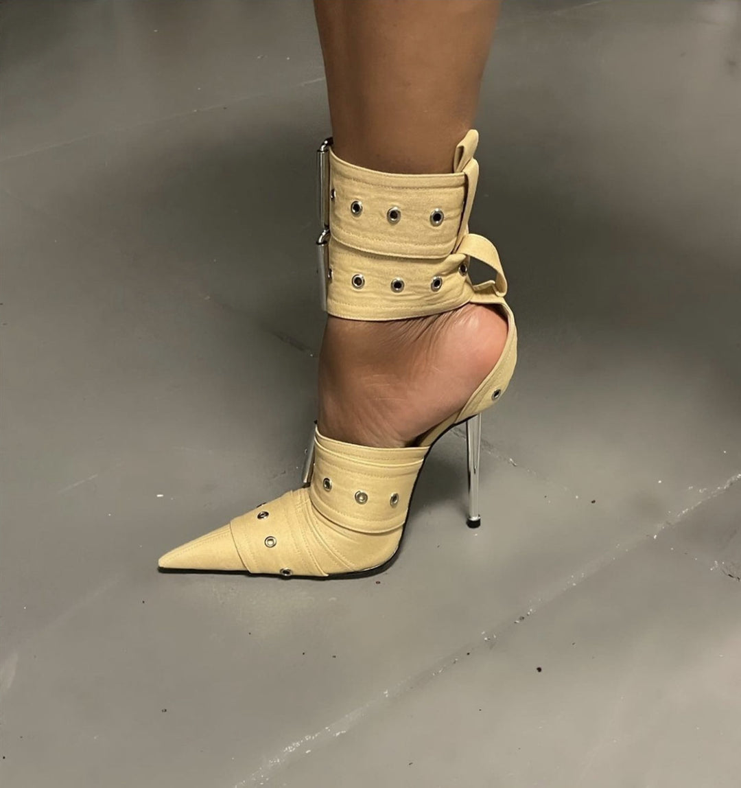 Femme Metallic Stiletto-hæle med dekorerende spænde-detaljer Stilla