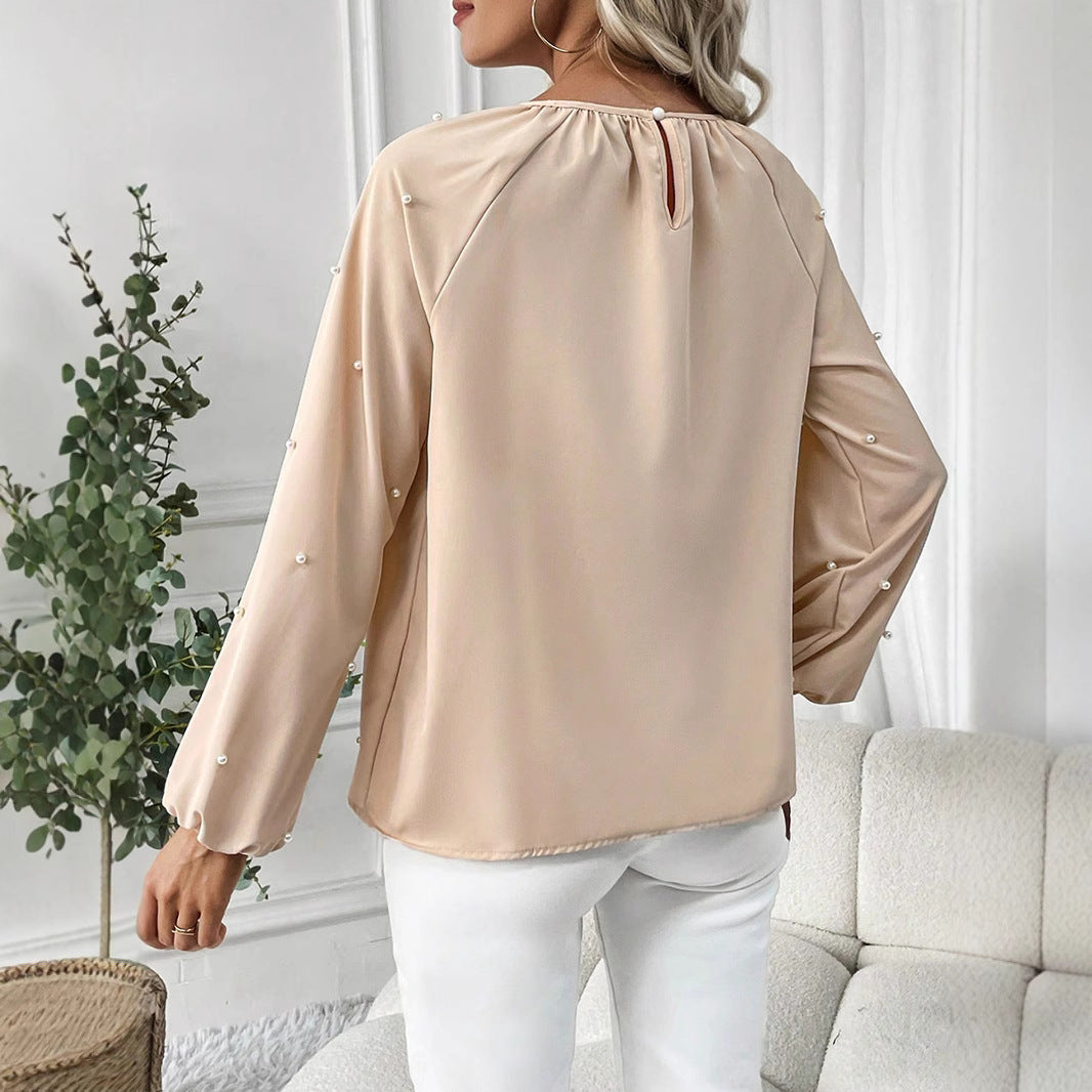 Damernes elegante bluse med perleprydede detaljer og brede ærmer Stilla