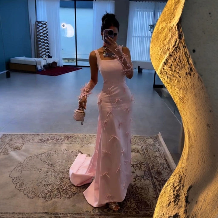 Kvinders elegante aftenkjole med legende sløjfedetaljer og off-shoulder ærmer