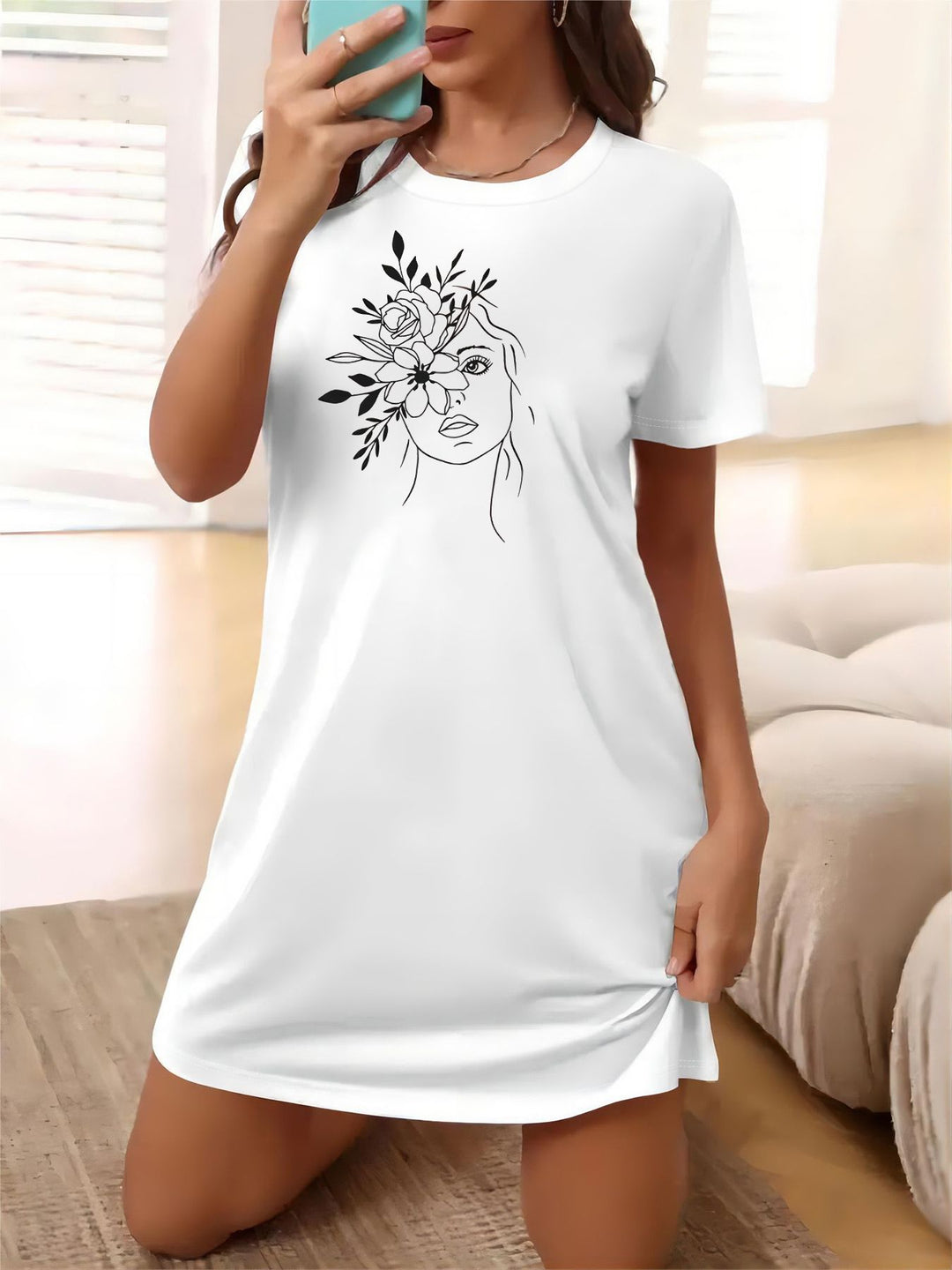 Dame T-shirt kjole med kunstnerisk blomsterdesign og tætsiddende snit Skovae