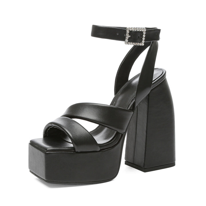 Femme Strappy Platform Højhælede Sko med dekorativt Spænde-Detalje Stilla