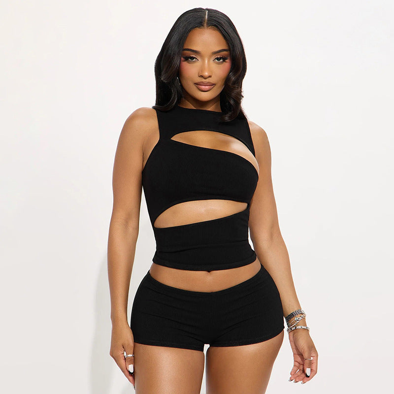 Damen modisches Oberteil mit angeschnittenen Details und passenden Shorts Skovae