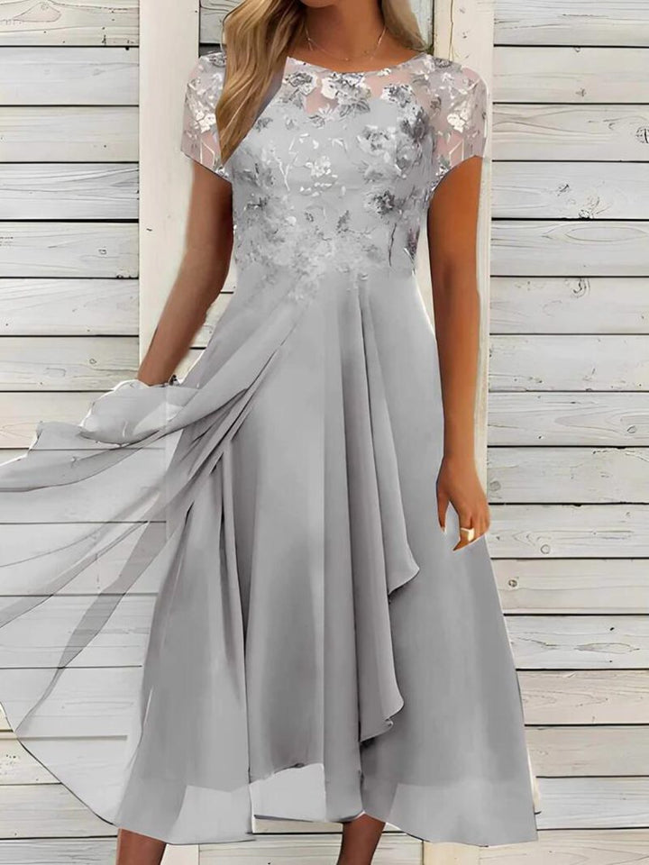 Dame med elegant chiffon midikjole med floral spidsapplikation og flydende klokkeslæt skørt Skovae