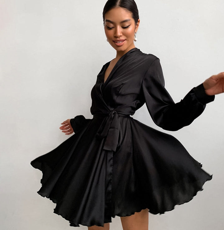 Dame wrapped dress i skinnende satin med voluminøse ærmer og svajende kant Stilla