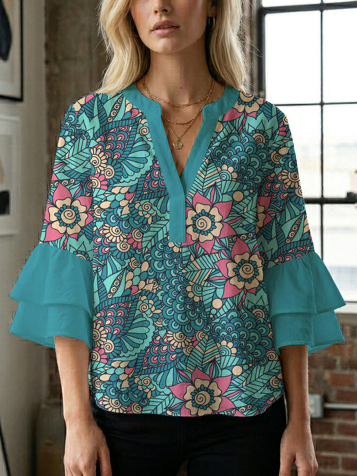 Dame bluse med voluminøse blondererm og kreativt floraldesign Skovae