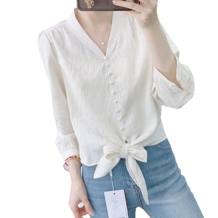 Damebluse med moderne bånd og perleknapper Stilla